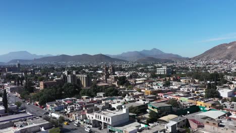 saltillo, en méxico, es una ciudad vibrante rodeada de impresionantes cadenas montañosas, cielos azules claros y una ajetreada vida comercial