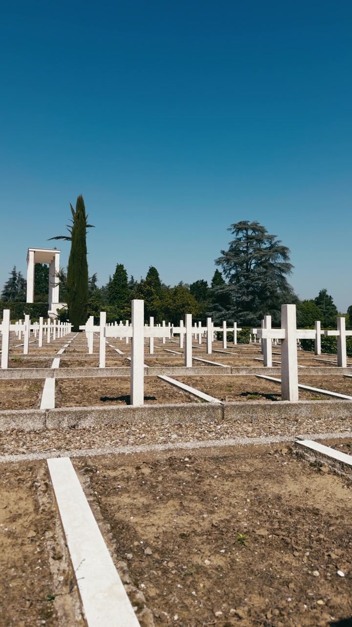File di croci bianche in cimitero per la commemorazione dei caduti