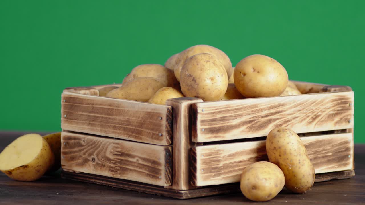 las patatas en una caja de madera giran lentamente.