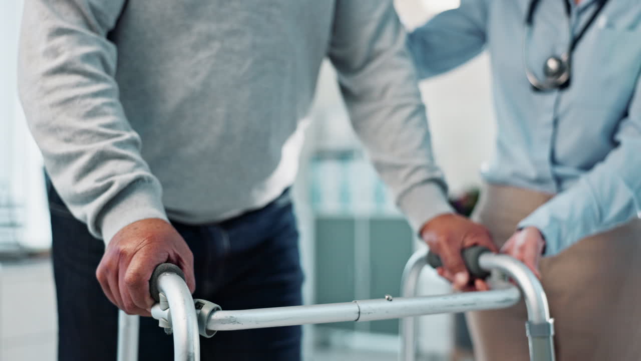 el médico ayuda al paciente con el andador.