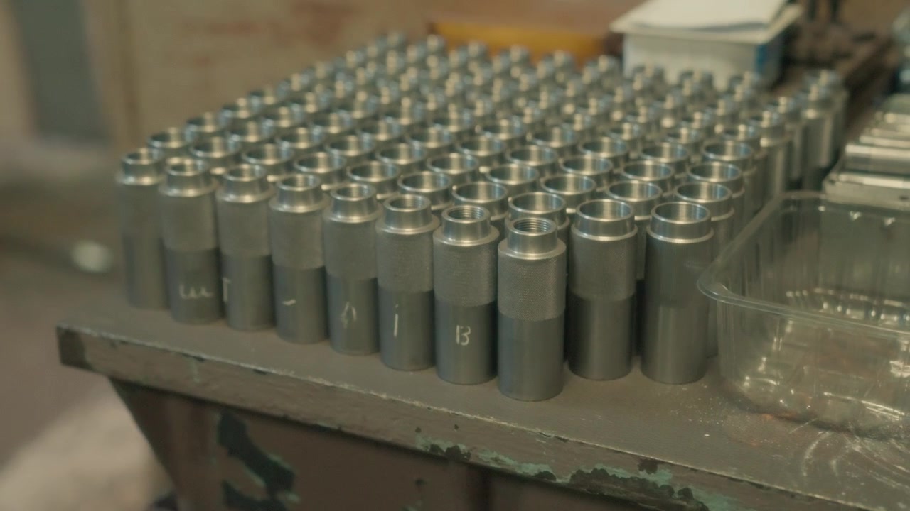 Prodotti finiti da una macchina tornio per taglio CNC in una fabbrica di lavorazione metalli