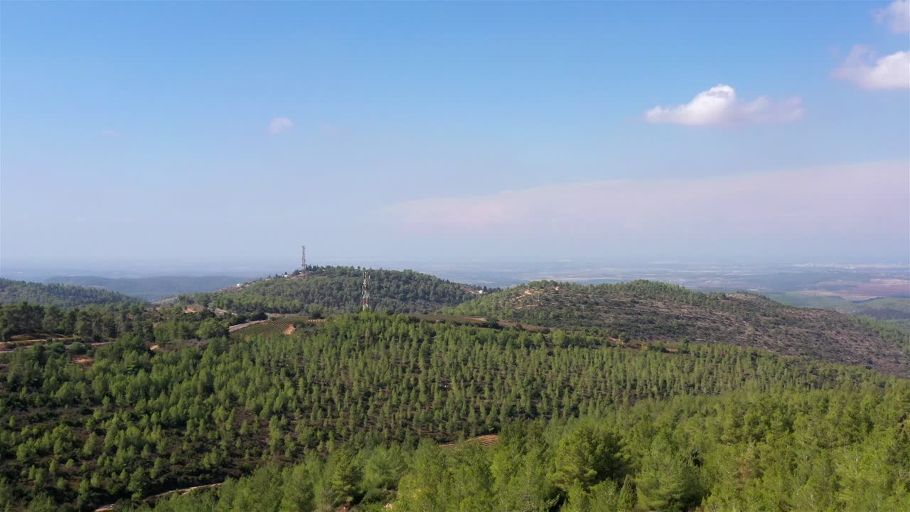 숲과 통신 타워가 있는 산악 풍경