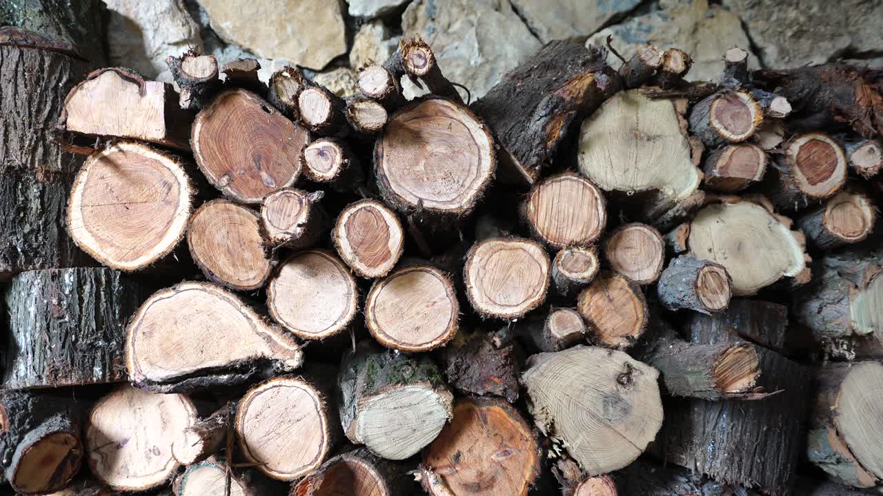 갈색 연료로 된 나무 어리, 나무 질과 함께 거칠게 은 나무, sawmill에서 건조한 나무 패턴, 목재, 숲, 에너지 및 목재 가공의 개념