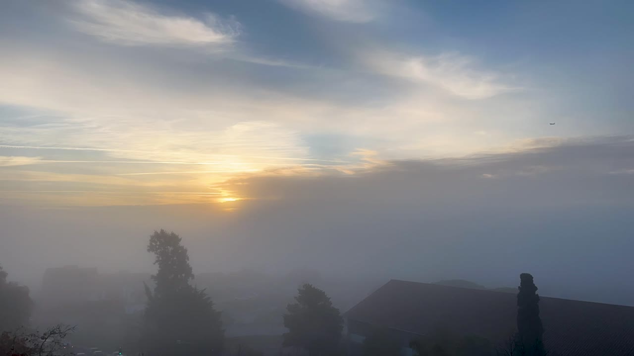 пейзаж приморской деревни с движущимися облаками