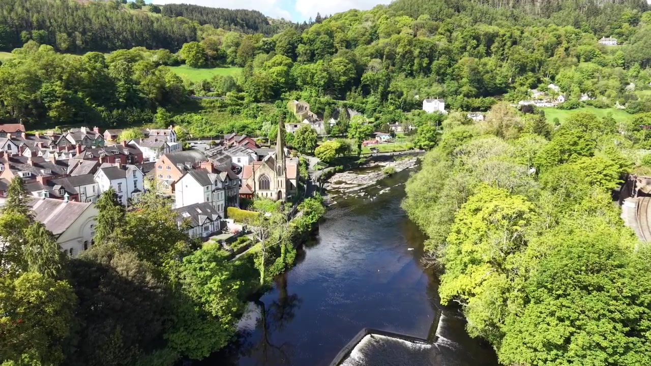 Chiesa Metodista di Llangollen, Galles del Nord, sulle rive del fiume Dee, ripresa aerea con drone