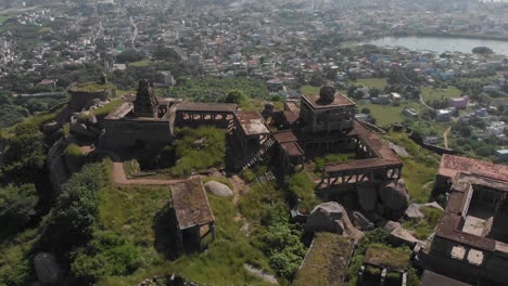 Close-up-look-at-Krishnagiri-fort-covered-in-grass-and-moss-on-a-beautiful-sunny-day