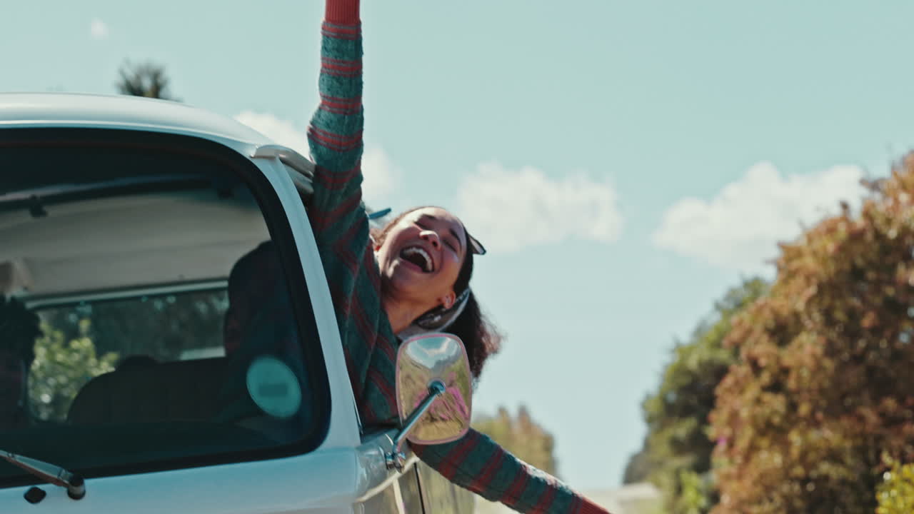 furgoneta, feliz y mujer fuera de la ventana para la libertad