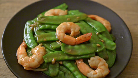 stir-fried green peas with shrimp - homemade food style