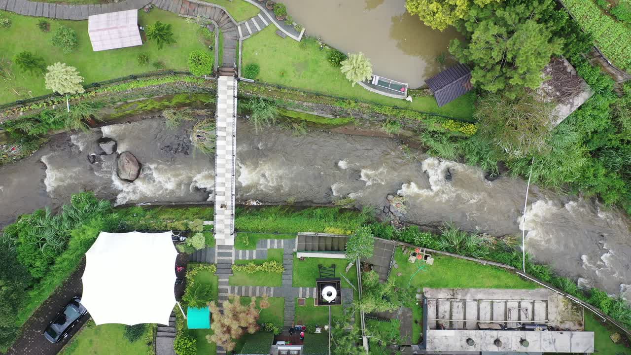 다리 와 정원 이 있는 열대 강 의 공중 풍경