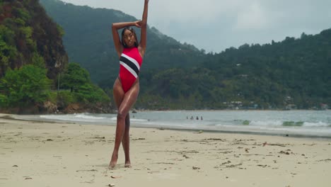 una joven africana se pone un bikini mientras está en la playa en las islas gemelas de trinidad y tobago