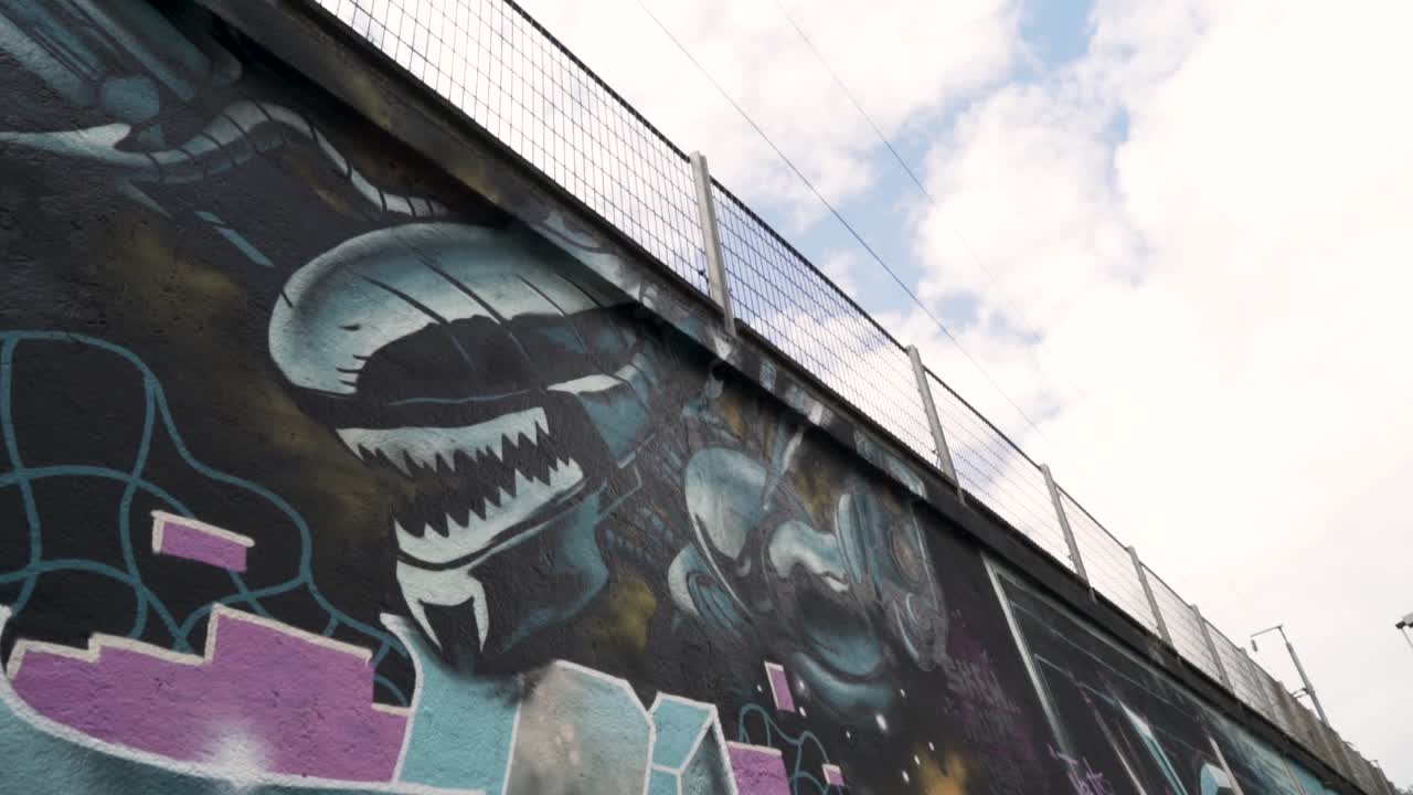 mural de graffiti en una pared de la ciudad