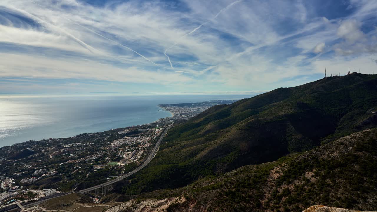 Timelapse panoramico delle montagne di Cima Calamorro che si affacciano sul Mar Mediterraneo e sulla Costa del Sol in Spagna