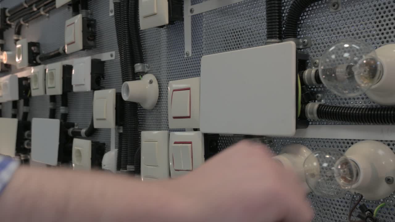 전기 회로에서 스위치와 전구를 손으로 꺼내는 것