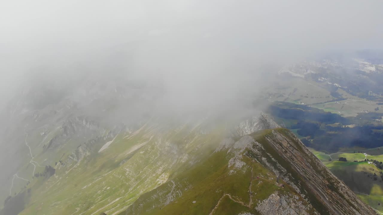 항공: 스위스 알프스의 구름 사이 산 능선