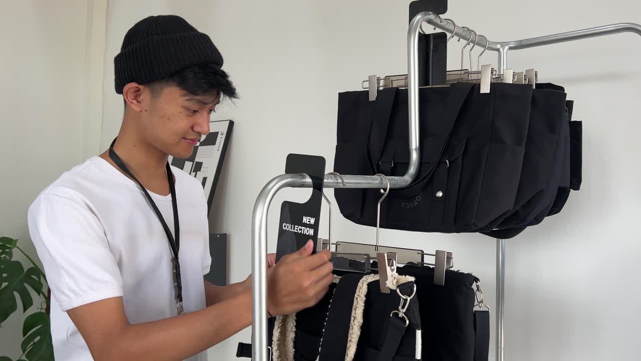 los trabajadores de la tienda ordenan las bolsas para la venta