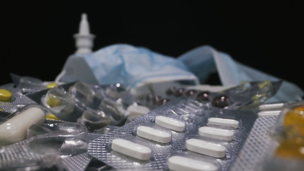 검은 바탕에 바이러스 치료로 다채로운 알약