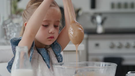 Süßes-Kleines-Mädchen-Beim-Backen,-Mischen-Von-Zutaten-In-Einer-Schüssel,-Vorbereiten-Eines-Rezepts-Für-Hausgemachte-Cupcakes,-Spaß-Beim-Zubereiten-Köstlicher-Leckereien-In-Der-Küche-4k