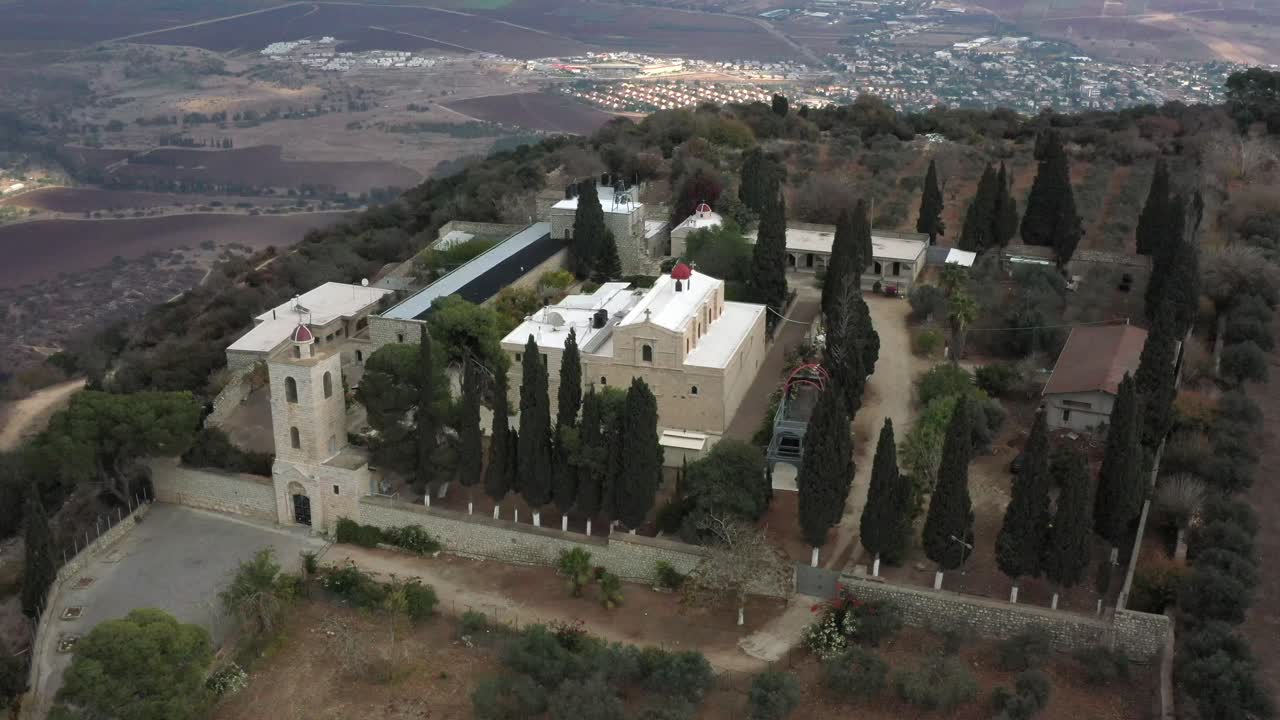 산 꼭대기 에 있는 변신 성당 의 드론 전망