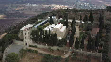vista de avión no tripulado de la iglesia de la transfiguración en la parte superior del monte