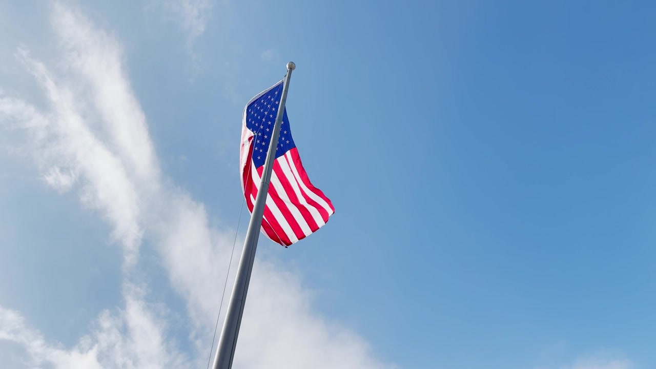 Bandiera americana, bandiera USA, bandiera, asta, sventolante, vento che soffia, giornata soleggiata, pomeriggio, libertà, simbolo nazionale, base militare, edificio, cortile, verso l'alto, isolata, asta, che sventola in alto, bandiera america, appesa