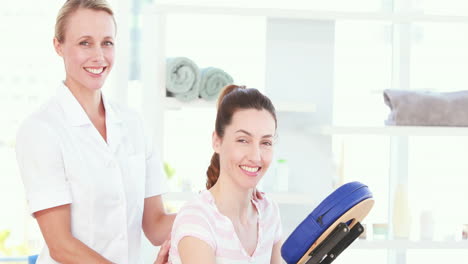 fisioterapeuta y paciente sonriendo a la cámara