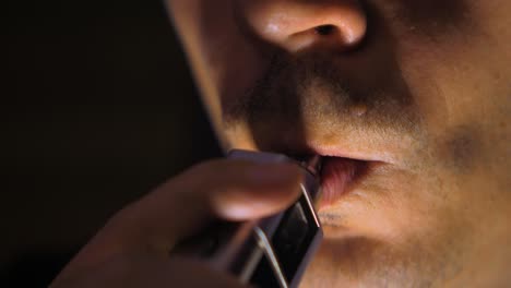 Joven-Vapeando-Un-Cigarrillo-Electrónico,-Vaper