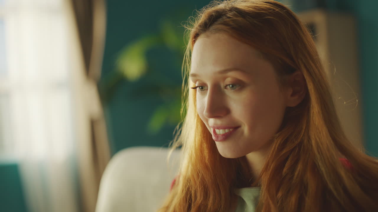 красивая женщина печатает на ноутбуке.