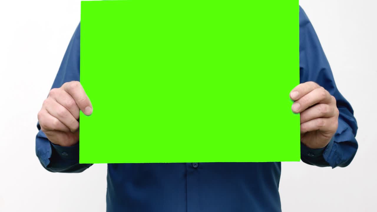 남자는 흔들고 을 니다. 초록색 화면입니다.