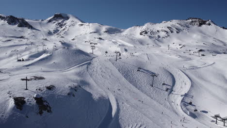 Luftaufnahme-Des-Skigebiets-Kaprun-Mit-Gletscherlift-An-Sonnigen-Tagen-Und-Skifahrer