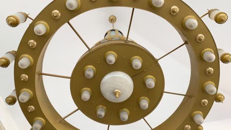gran candelabro en la mezquita