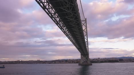 puesta de sol en el puente akashi kaikyo, pasando por debajo por el mar en un crucero japonés