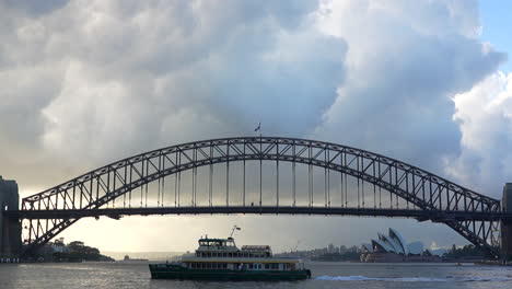 Eine-Fähre-Fährt-Mit-Der-Sydney-Harbour-Bridge-Im-Hintergrund-Vorbei