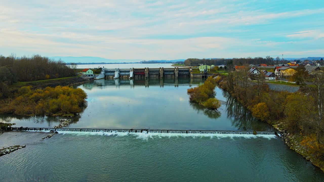 4K-Drohnenaufnahme aus der Luft vom Ptuj-See und einem kleinen Wasserkraftwerk, das am Markovci-Staudamm und am Fluss Drau errichtet wurde