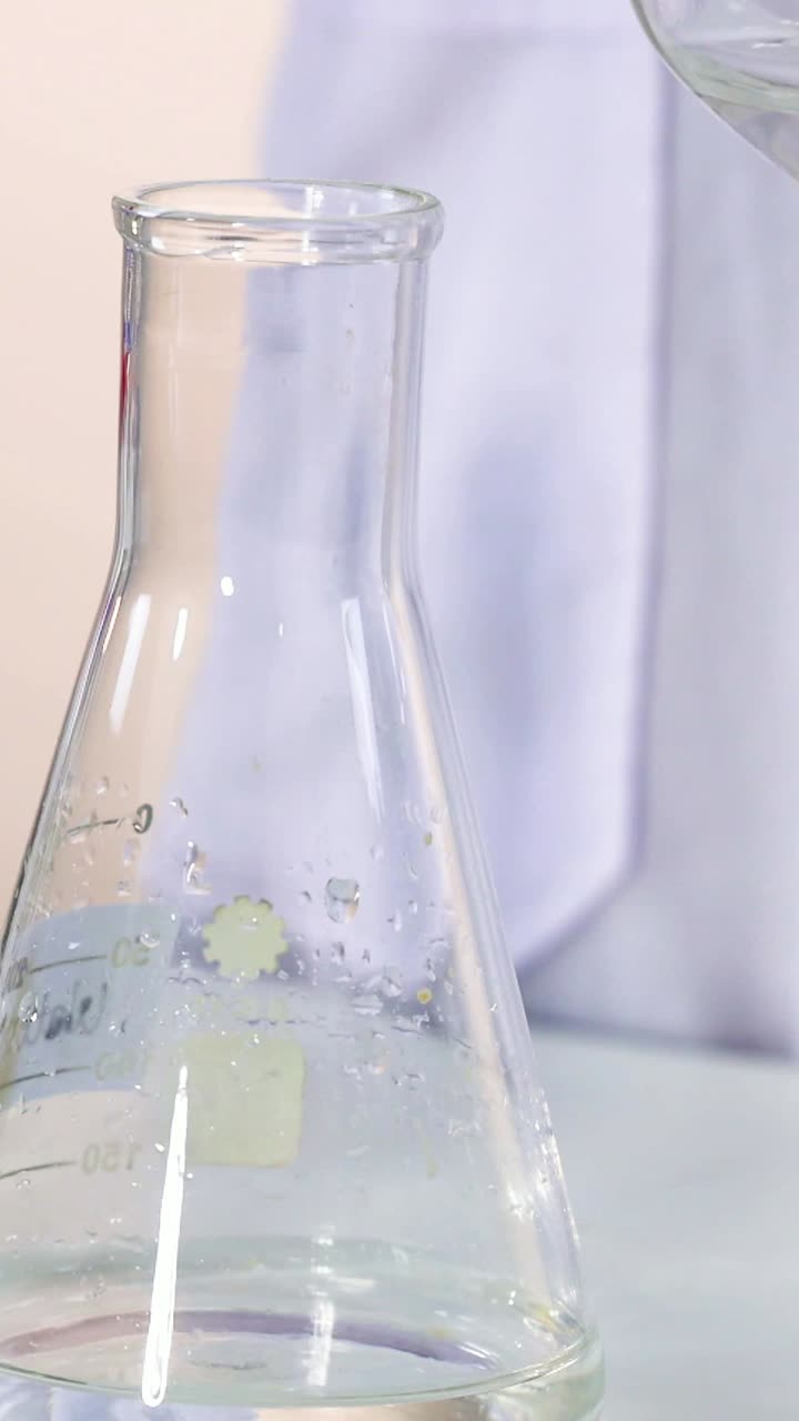 demostración de la reacción química mediante el indicador azul de bromotimol