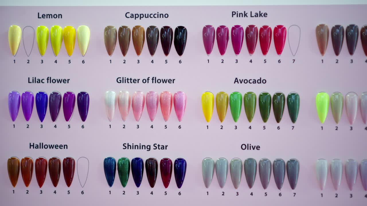 Esempi di colori di smalti per unghie su una palette rosa