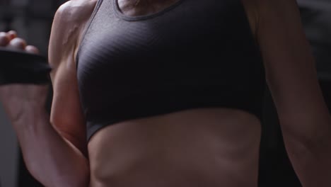 fotografía de estudio de cerca de una mujer madura con ropa de gimnasia haciendo ejercicio con banda de resistencia 2