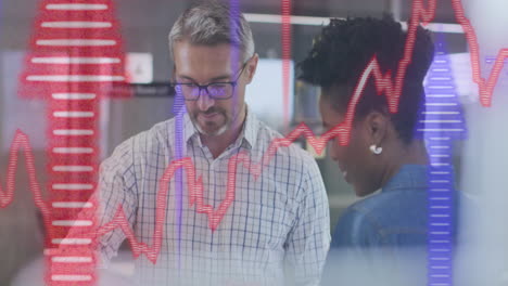 animación del procesamiento de datos financieros y flechas sobre diversas personas de negocios en la oficina