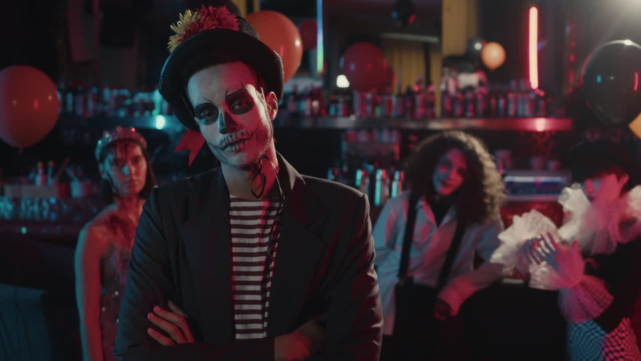 un joven mirando a la cámara.