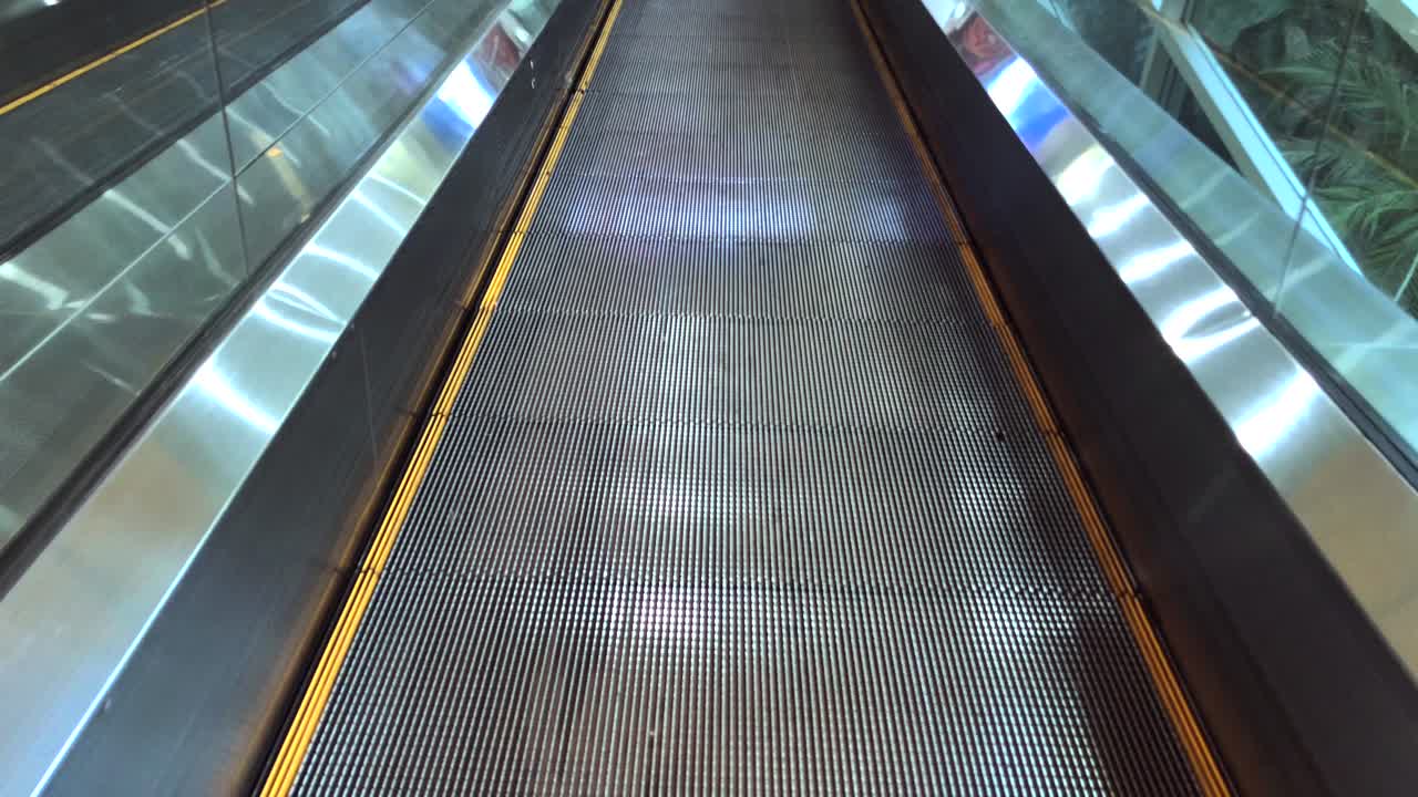 슈퍼마켓의 긴 수평 에스컬레이터