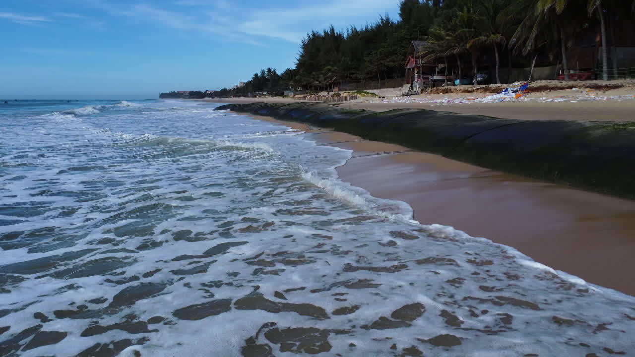 Geotubi riempiti di sabbia che proteggono la costa dalla erosione causata dall'innalzamento del livello del mare