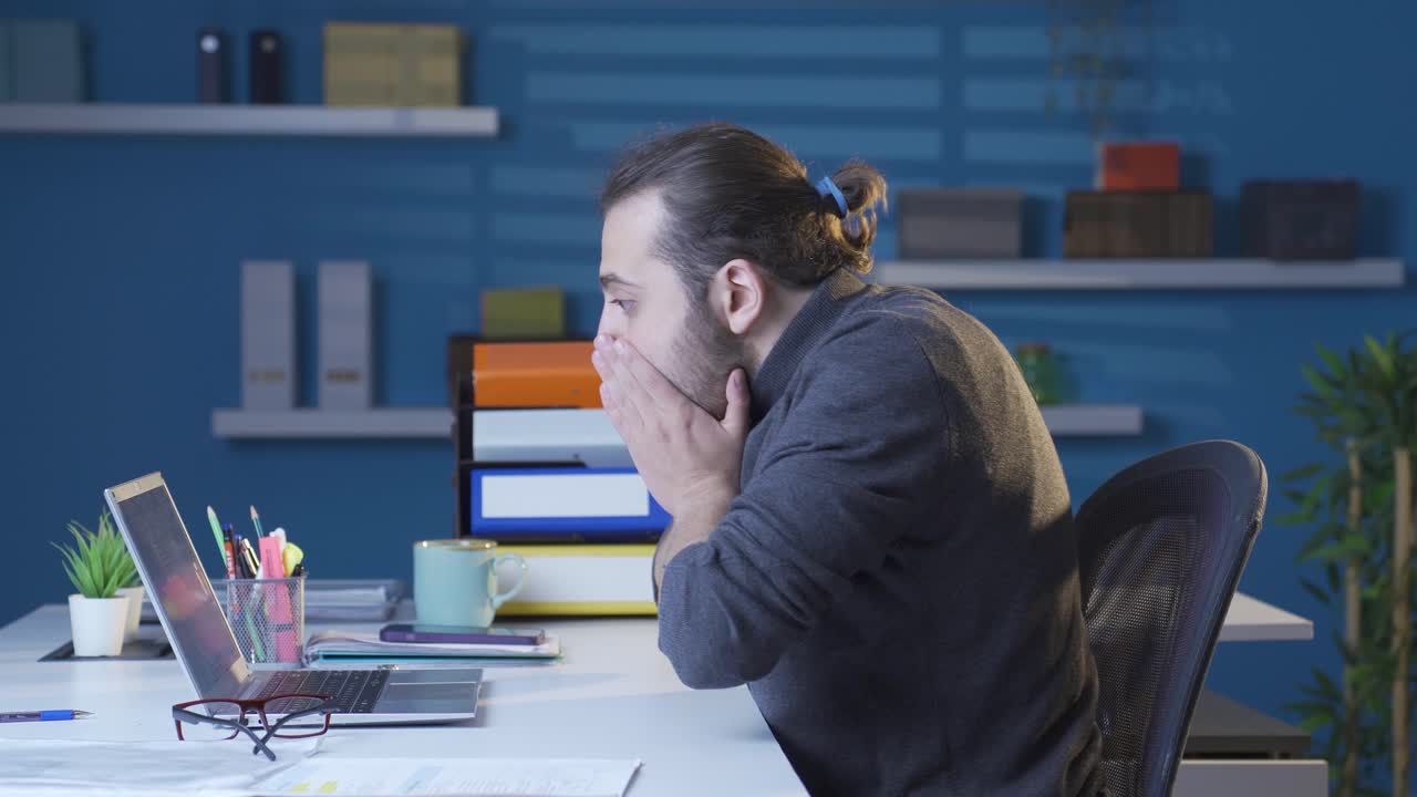 좌절한 젊은이가 화를 내고 화를 내죠.