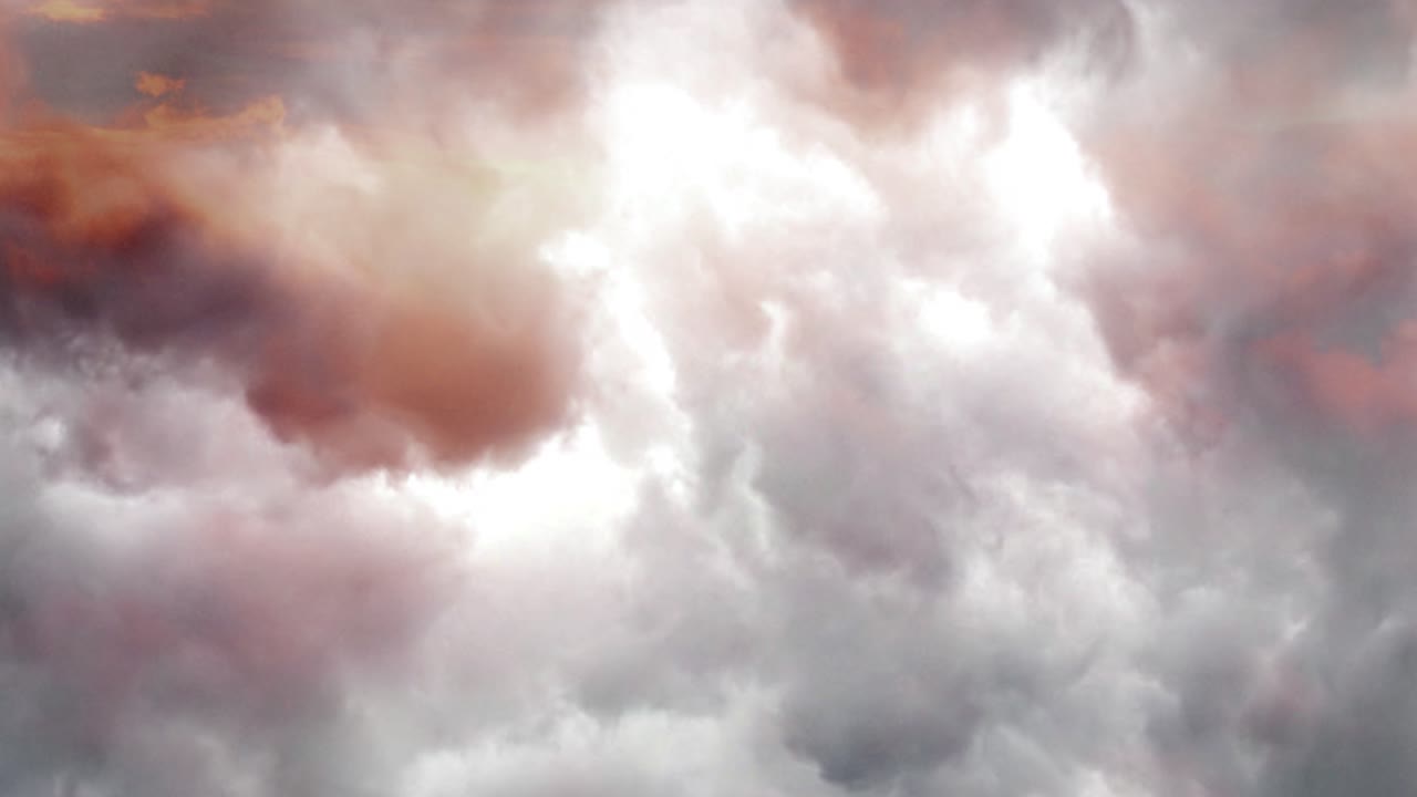 los gruesos cúmulos blancos y las tormentas eléctricas que habían barrido dentro de ellos se movieron