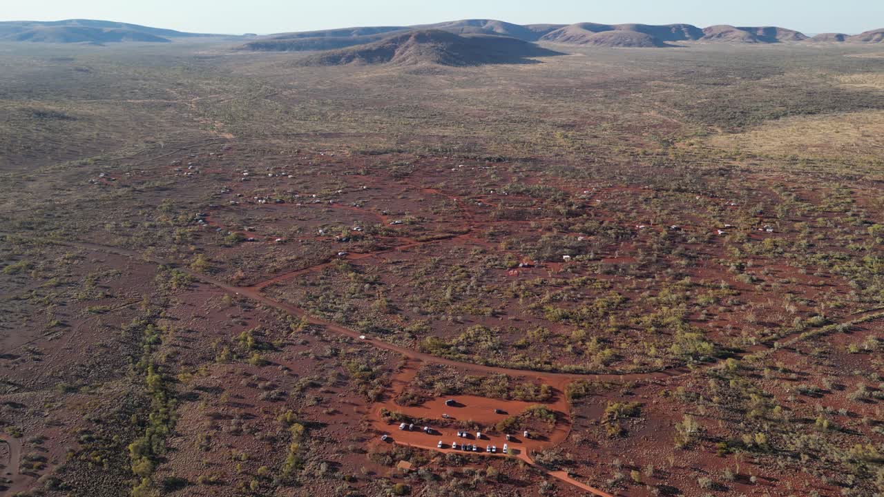 웨스턴 오스트레일리아의 카르지니 국립공원의 자연에 있는 데일스 캠핑장의 상공에서 찍은 사진