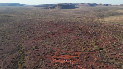 fotografía aérea de arriba hacia abajo del campamento de dales, campamento en la naturaleza del parque nacional de karagini, australia occidental.