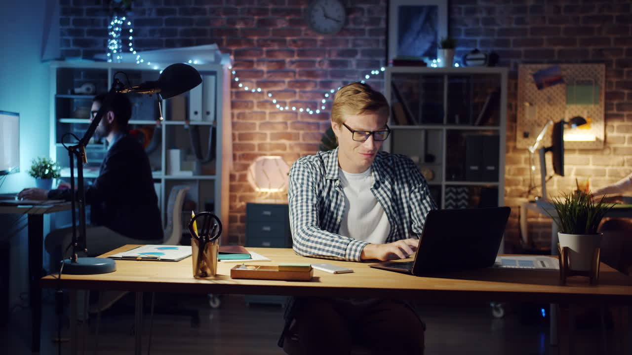 Persone che lavorano fino a tardi in un ufficio domestico di notte