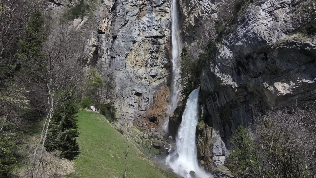 Cascata Seerenbach em Amden-Betlis, maravilha da natureza perto do Lago Walensee, Suíça.