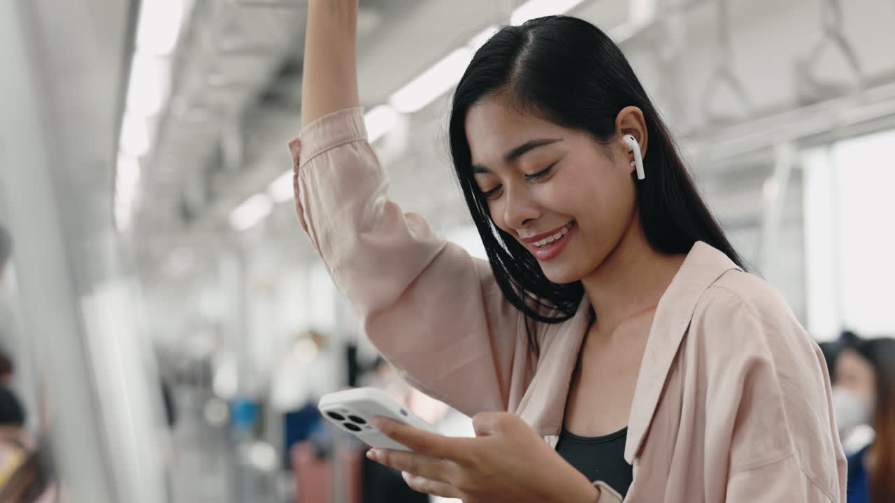 기차에서 스마트폰을 사용하는 여성