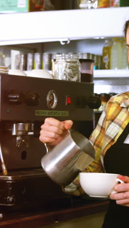 camarera sonriente haciendo una taza de café en el mostrador
