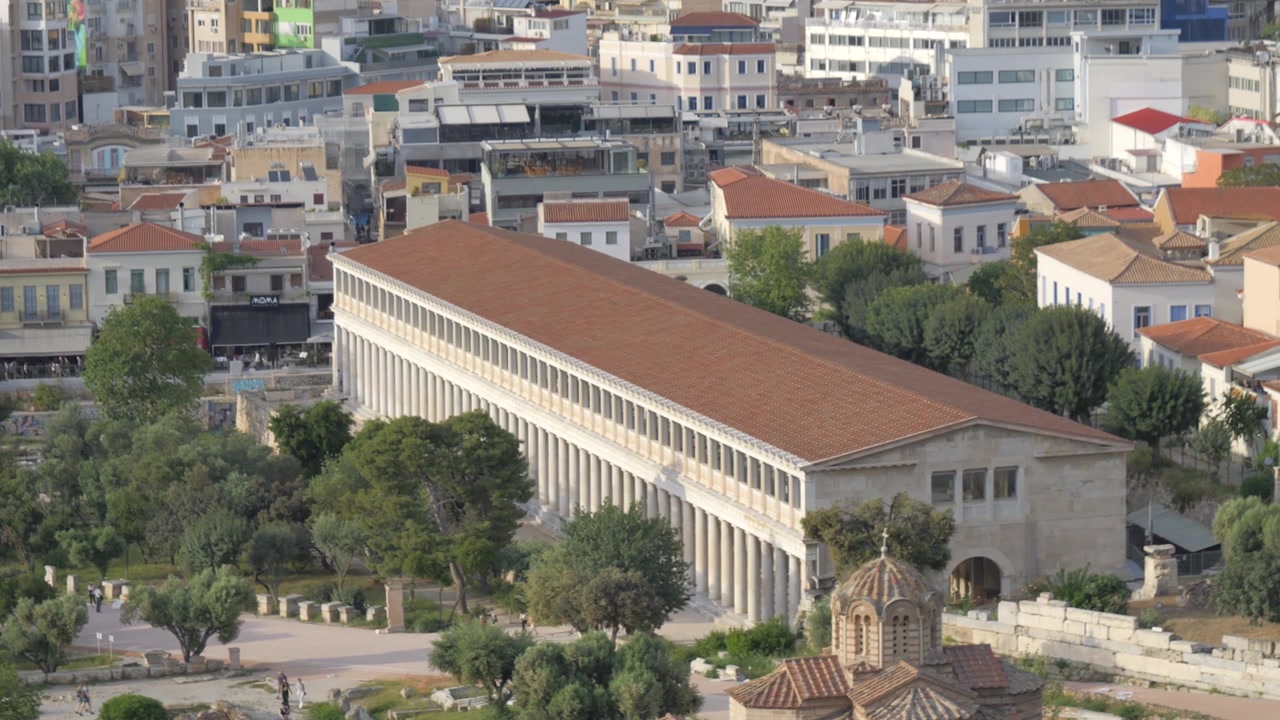 Ampia panoramica sulla Stoà di Attalo e sull'antica Agorà circostante nella storica città di Atene.