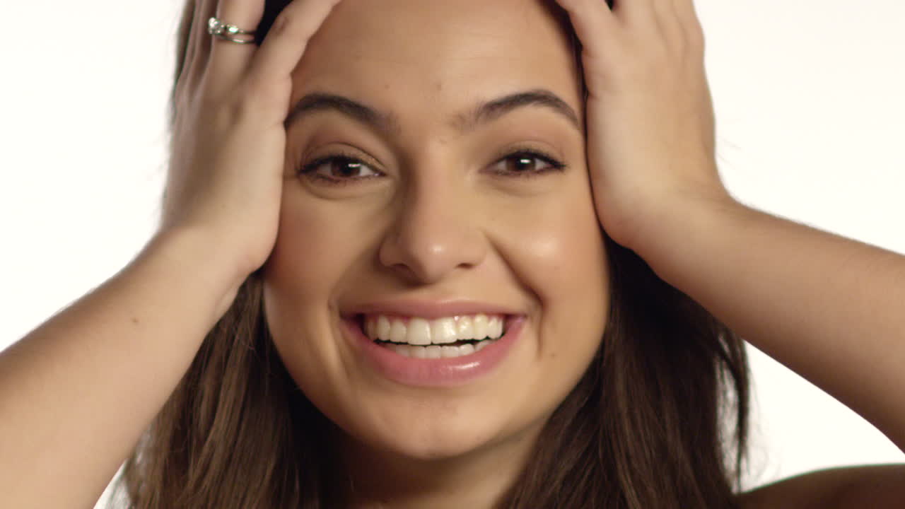 mujer joven sorprendida y feliz